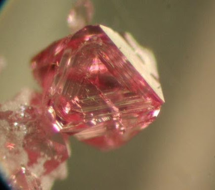 Octahedral spinel crystal, flux growth synthesis (about 0.6 mm, optical microscope picture, 100x)