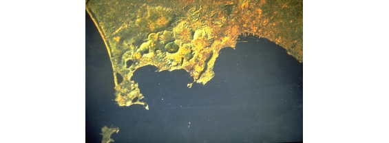 Immagine satellitare Landsat che mostra la caldera dei Campi Flegrei a nord del Golfo di Napoli. 